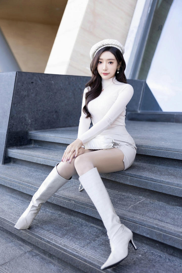 穿长腿靴的气质美女模特王馨瑶国模街拍图片大全