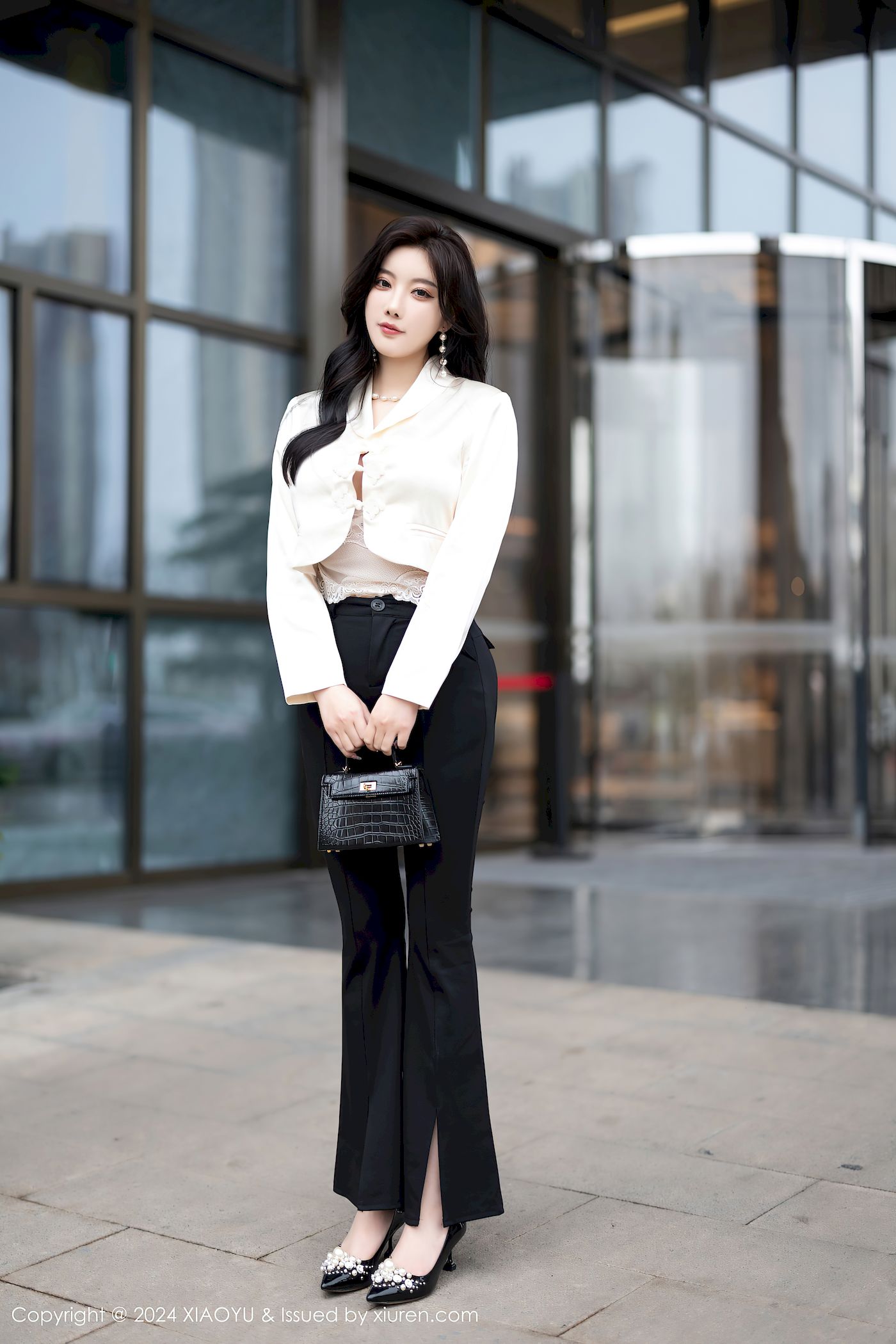 语画界女神杨晨晨Yome白色上衣搭配黑色长裤哈尔滨旅拍