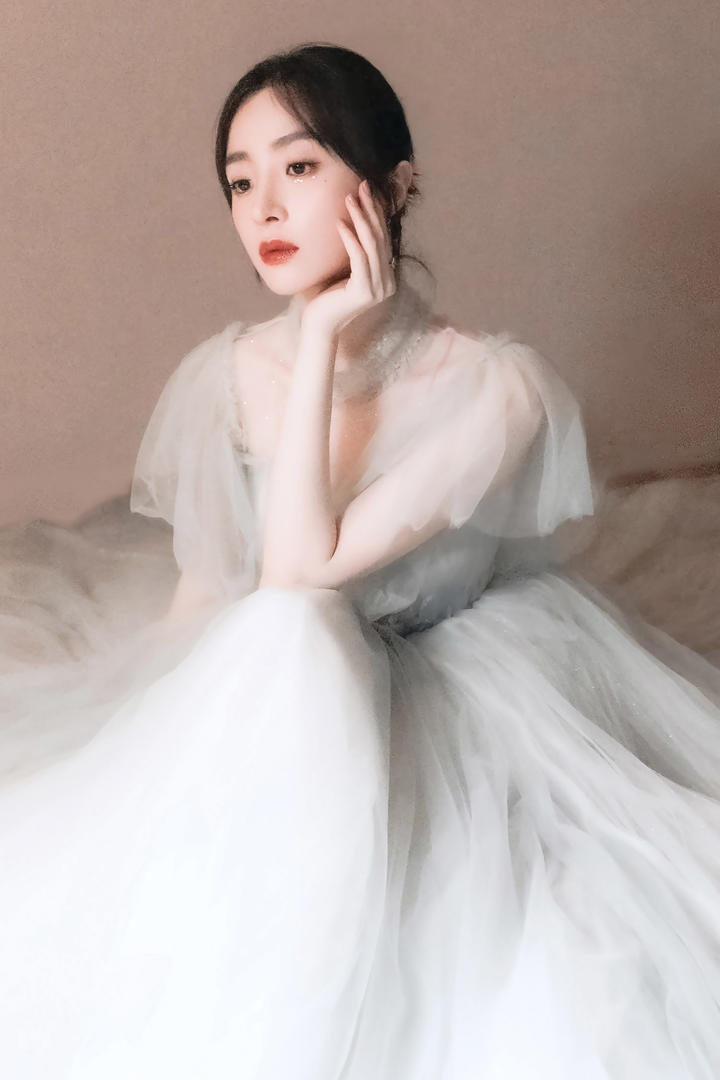 穿着洁白婚纱的美女明星胡冰卿写真图片大全