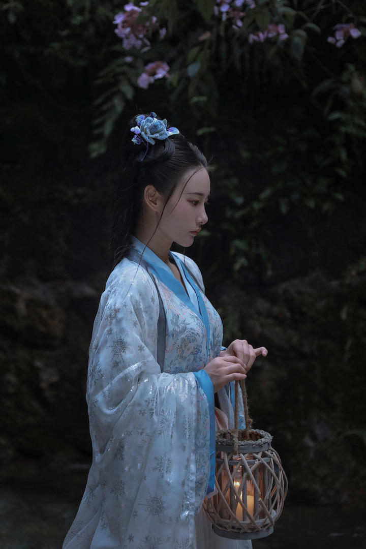 提着灯笼的古装美女艺术写真图片