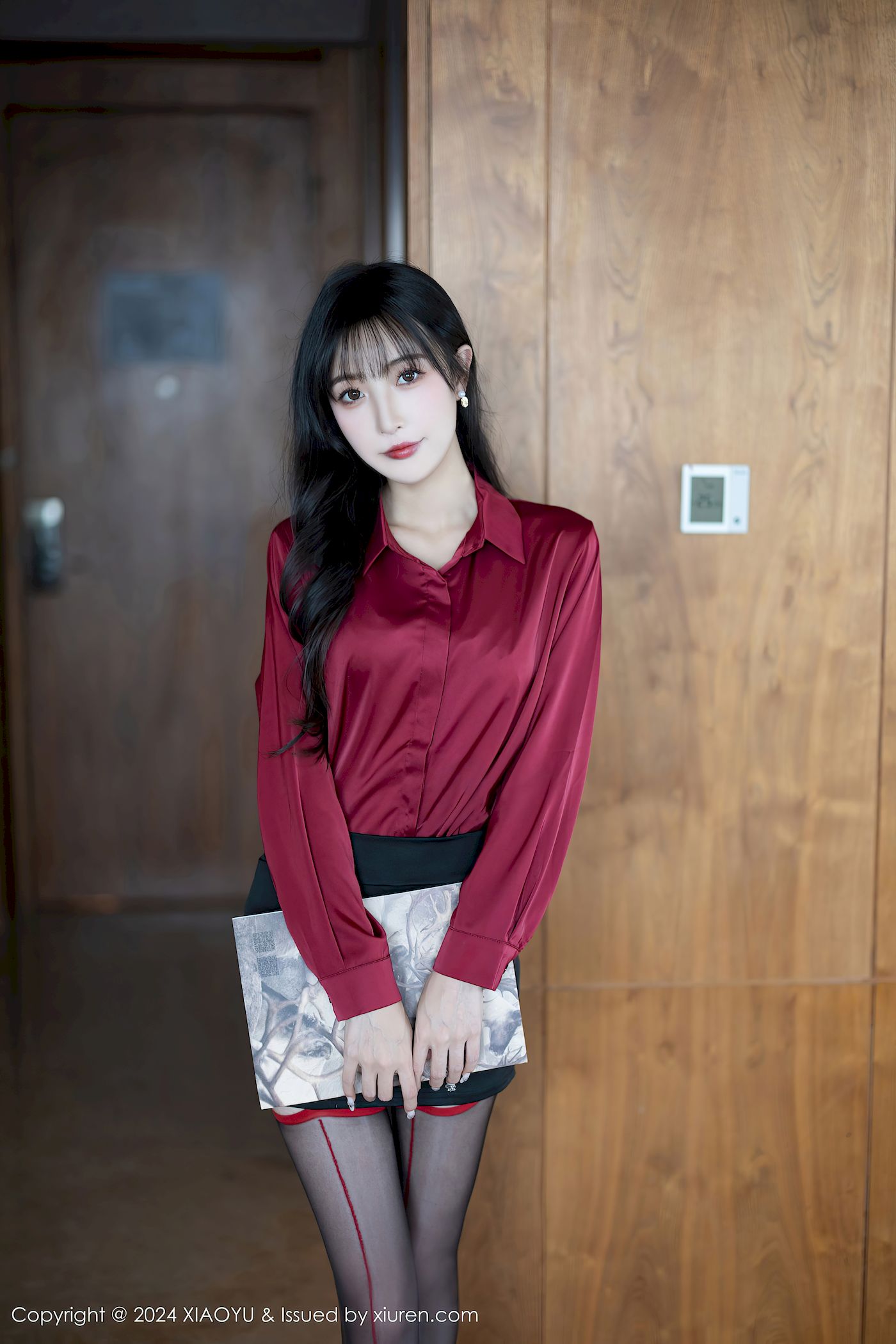 语画界模特林星阑红色上衣搭配黑色短裙哈尔滨旅拍