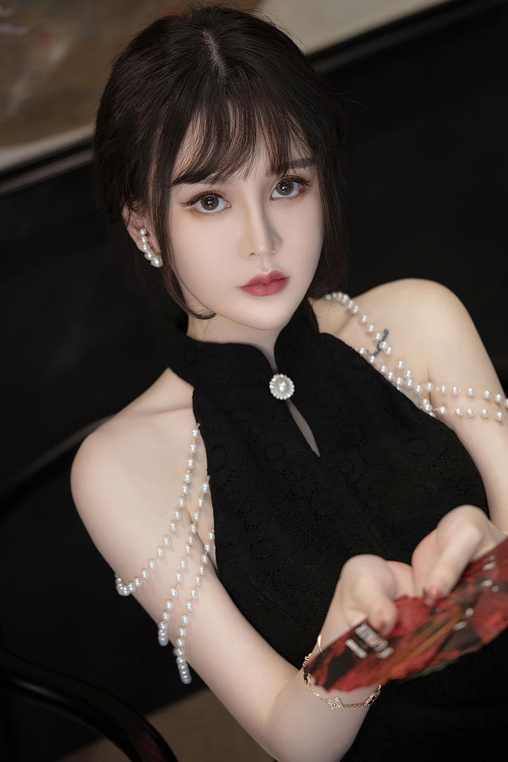 性感美女荷官在线发牌美女人体艺术图片