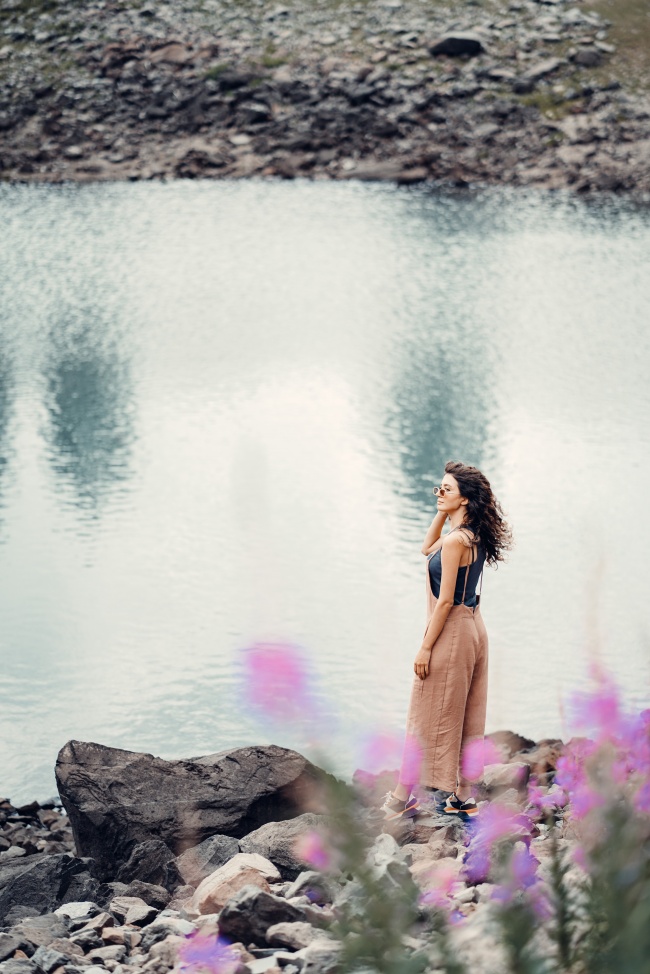 站在河岸边的性感美女图片