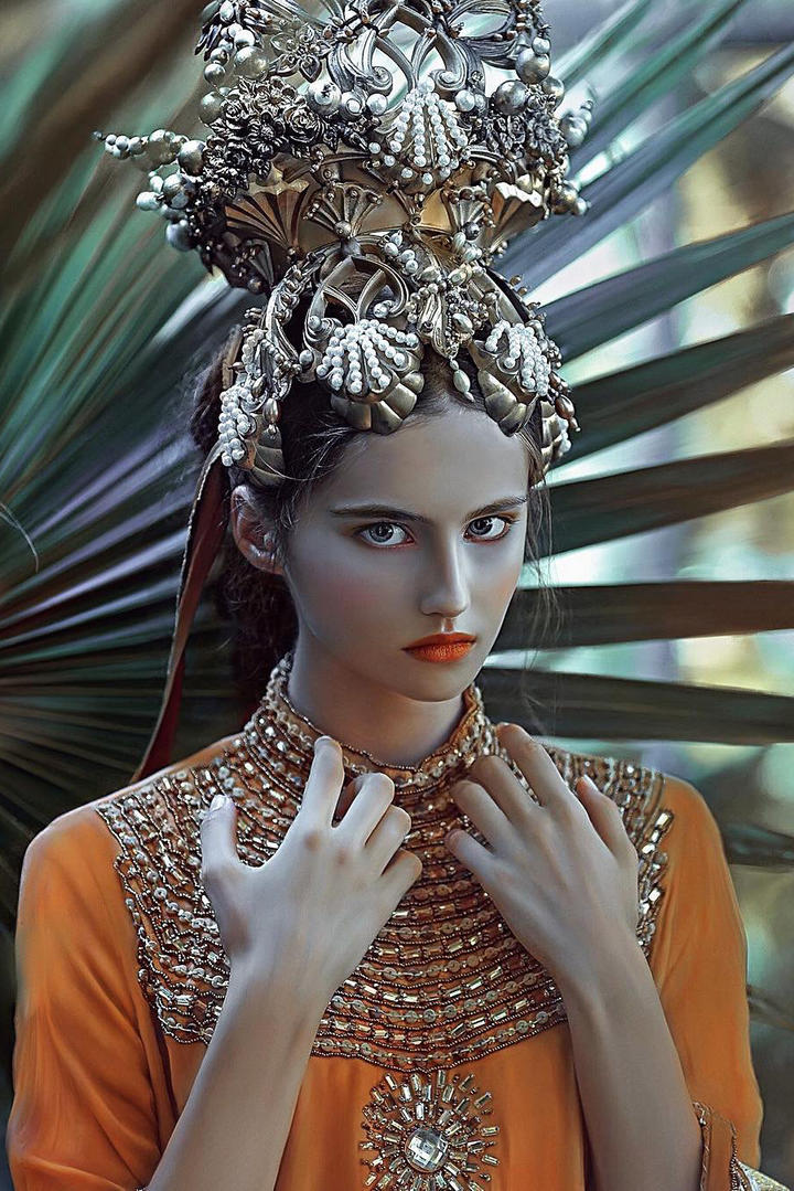 戴着头冠的国外艺术人像摄影图片