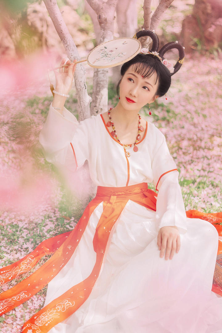 唯美高清桃花林中的古装清纯美女