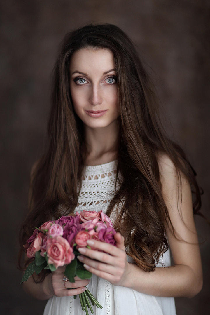 捧着花束的欧美长发美女艺术写真