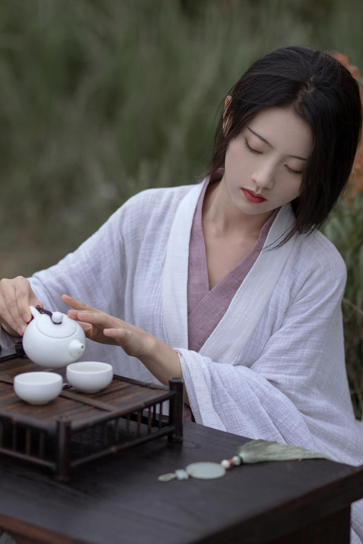 品茶的白衣汉服美女个人艺术照图片
