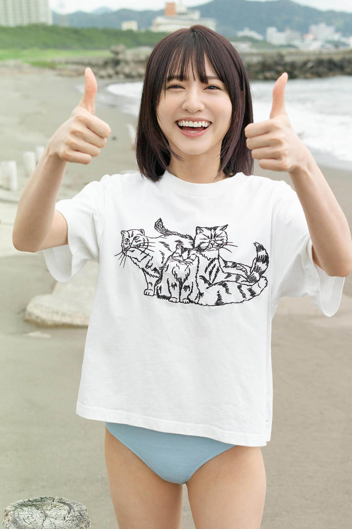竖起大拇指的日本活泼可爱少女海边摄影图片