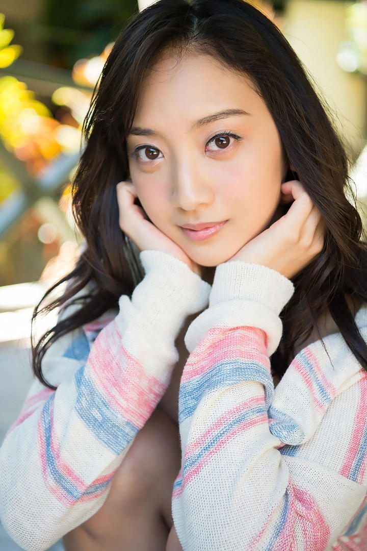 捧着脸的高清日本美女写真图片