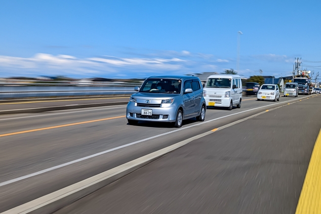 高速公路上行驶的各种轿车图片