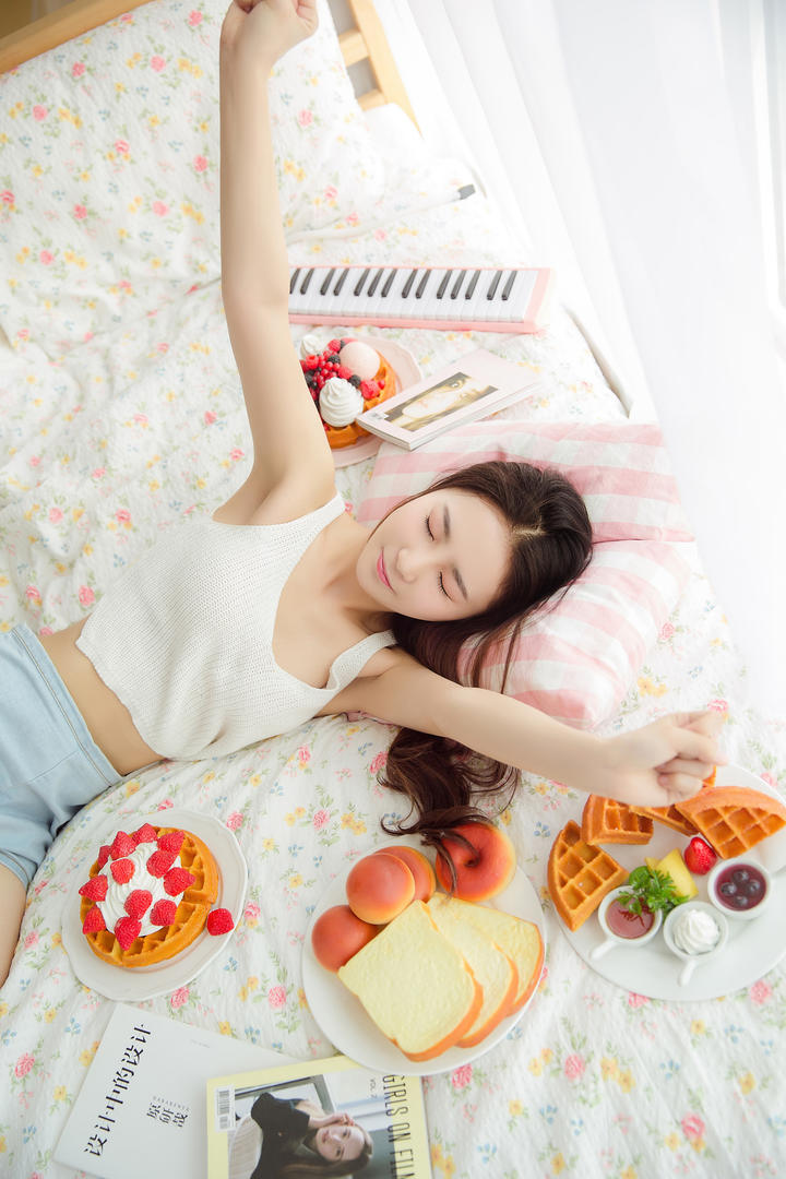 惬意可爱女生闺房私房照图片