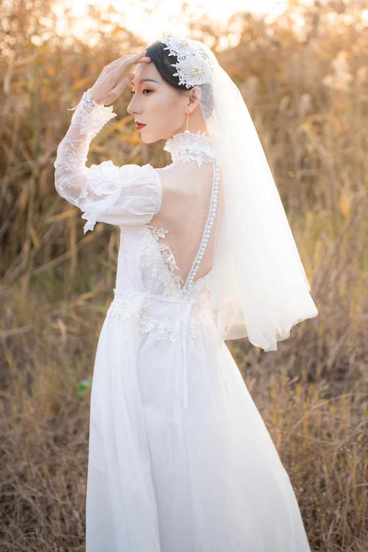 野外穿着白色婚纱的新娘心雅个人写真艺术照