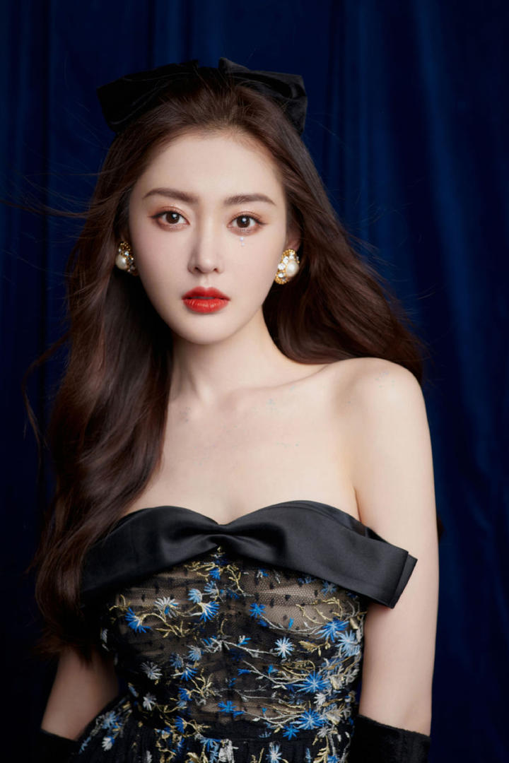 张天爱迷人黑色抹胸长裙性感写真