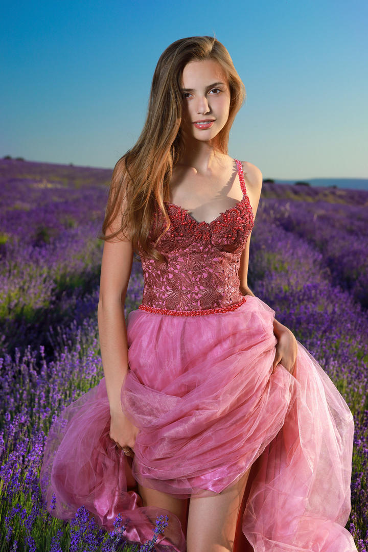 超高清欧美MetArt人体美少女薰衣草花丛中写真图片