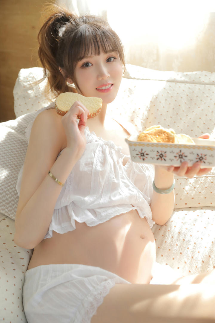 吃面包的清纯漂亮孕妇写真图片