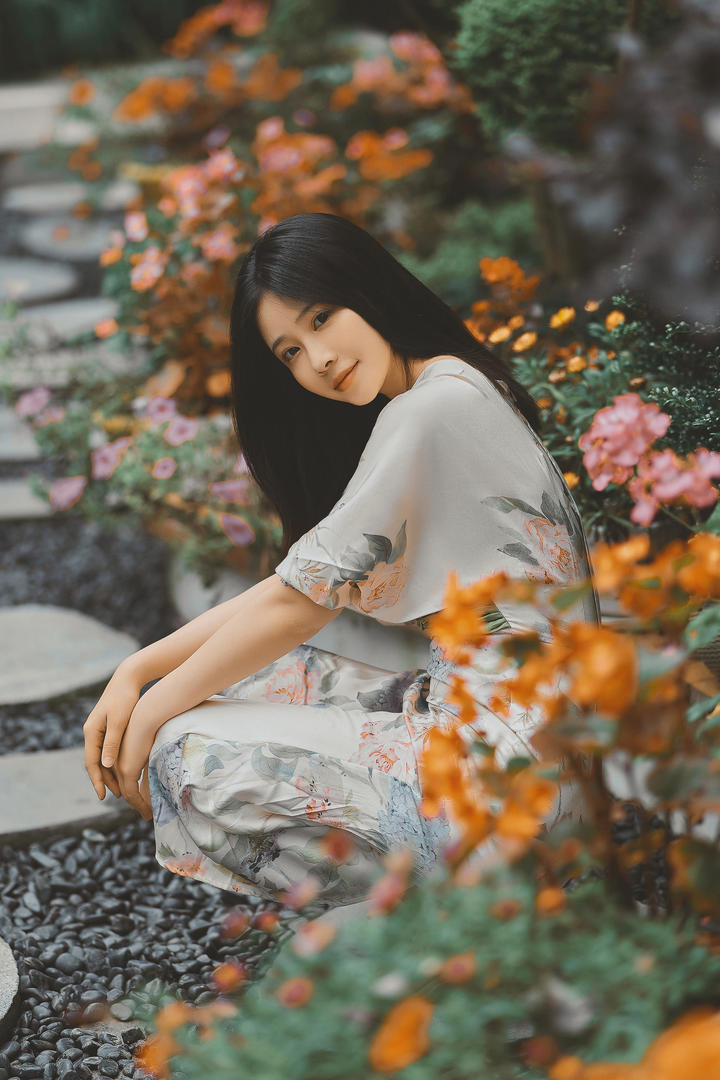 坐在花园里的漂亮女人4K高清手机壁纸摄影图片