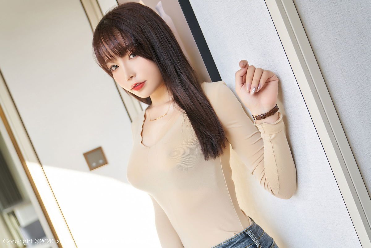 秀人网性感女神芝芝Booty率直牛仔裤与镂空内衣吊袜美腿写真