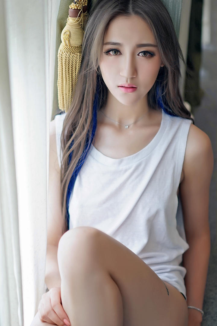 穿着白色背心的高清美女图片
