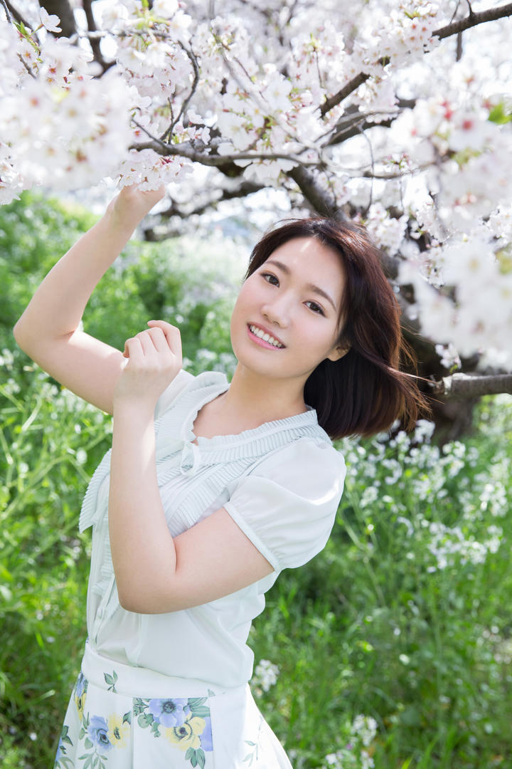樱花树下的清纯日本模特美女艺术照