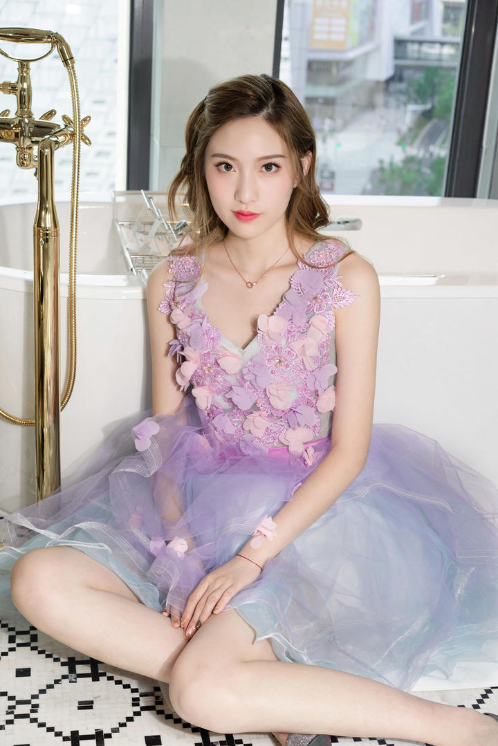 国色天香极品美女芊芊浴室私拍写真在线观看