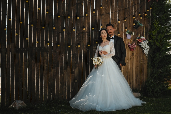 唯美浪漫后背抱婚纱情侣写真摄影图片