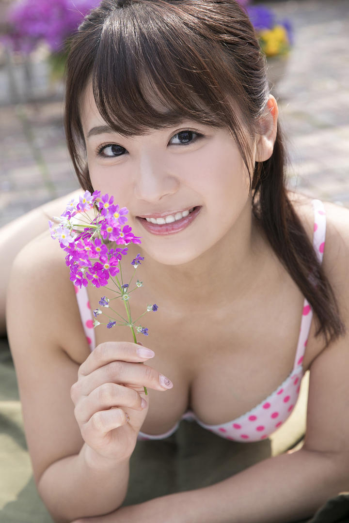 拿着鲜花的日本性感清纯美女图片