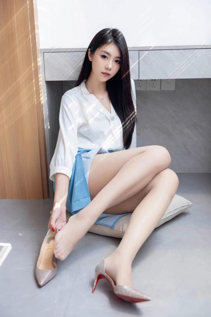 白皙美腿女神可乐脱下高跟鞋优优人体艺术写真图片