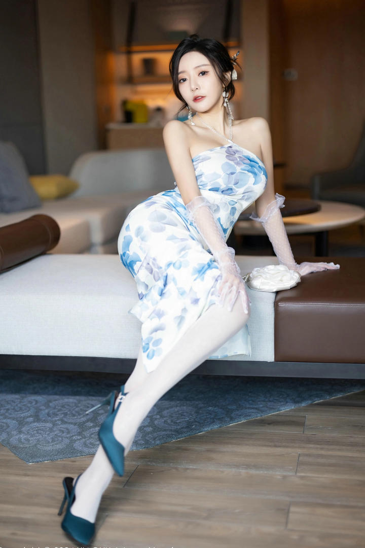 中国漂亮旗袍美女模特王馨瑶个人艺术照写真图片