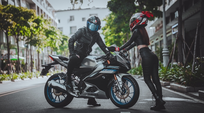 时尚街拍酷帅机车情侣写真图片