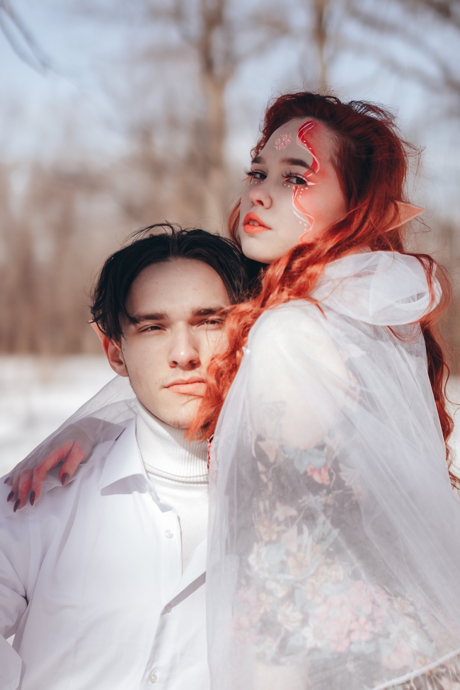 冬季白色艺术情侣写真图片