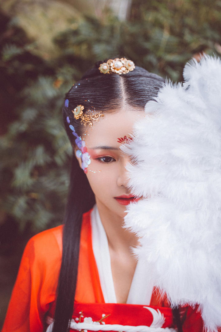 手持羽扇的清纯古装美女图片