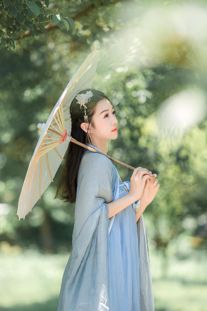 撑着伞的唯美古装汉服美女图片