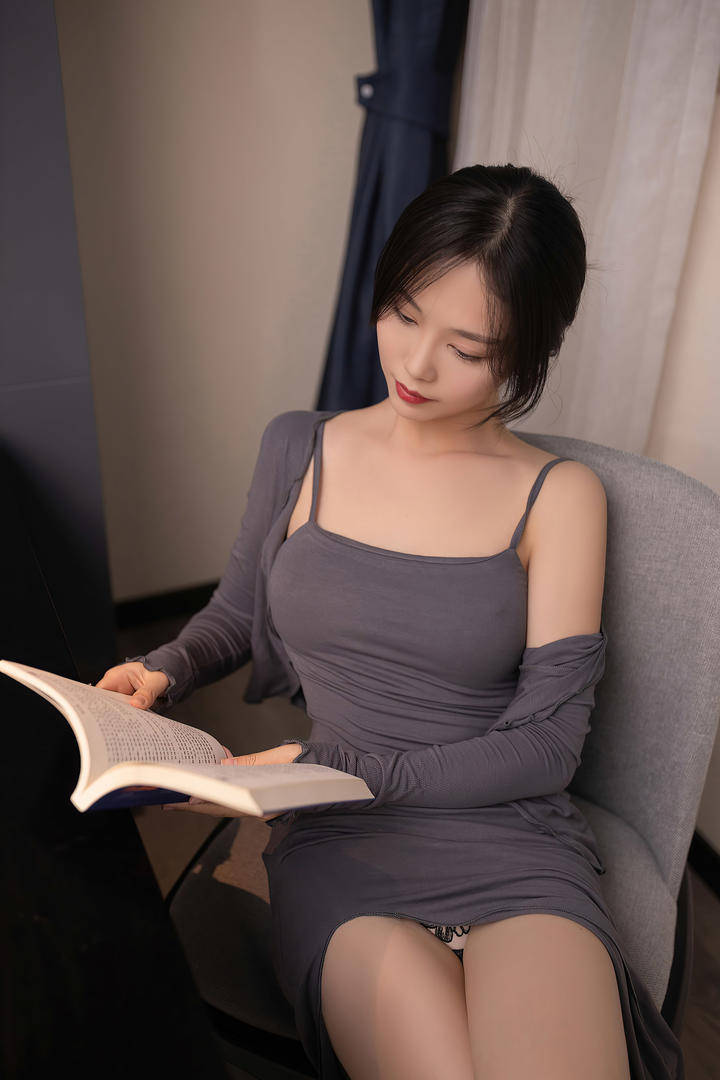 看书的性感空姐利世高清美女照片下载