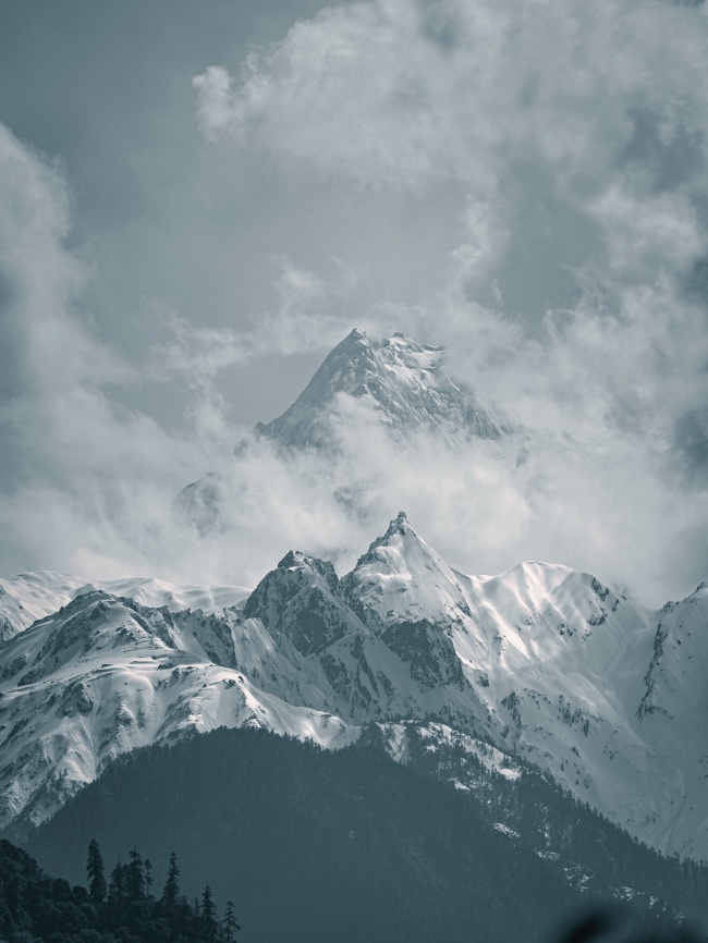 雪域高山雾气笼罩图片