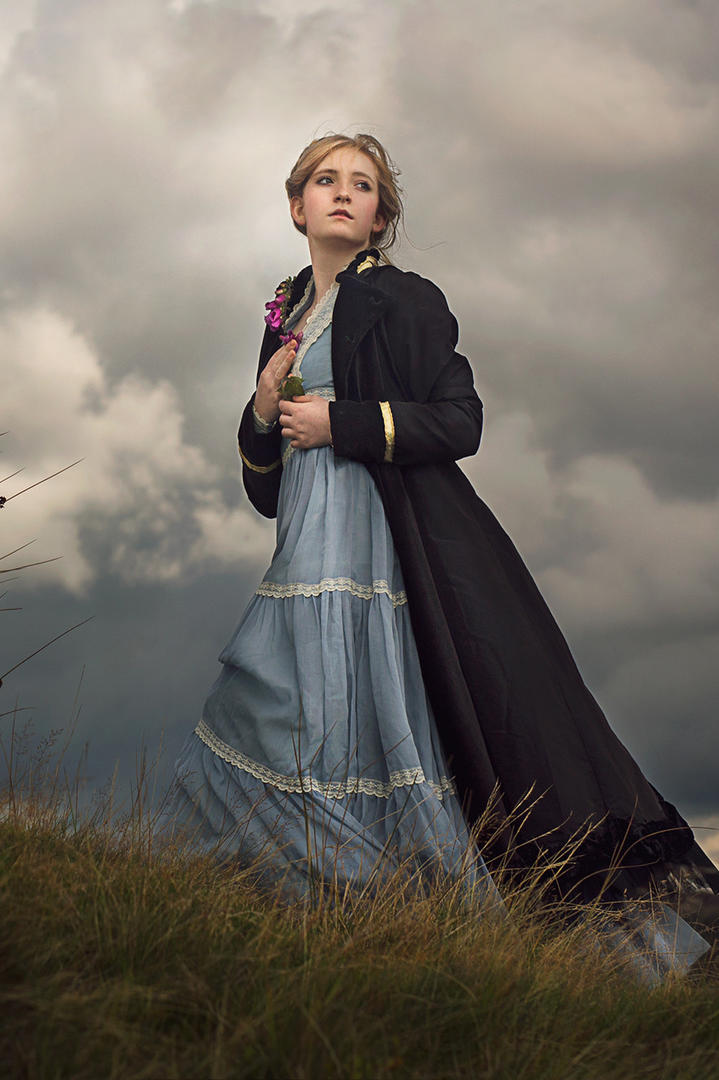 草地上的欧美古典美女艺术写真