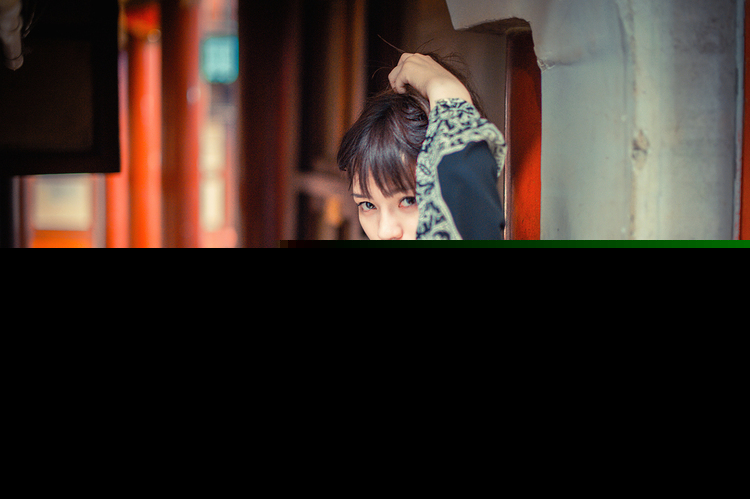 唯美少女独自徘徊在亭台楼阁之间