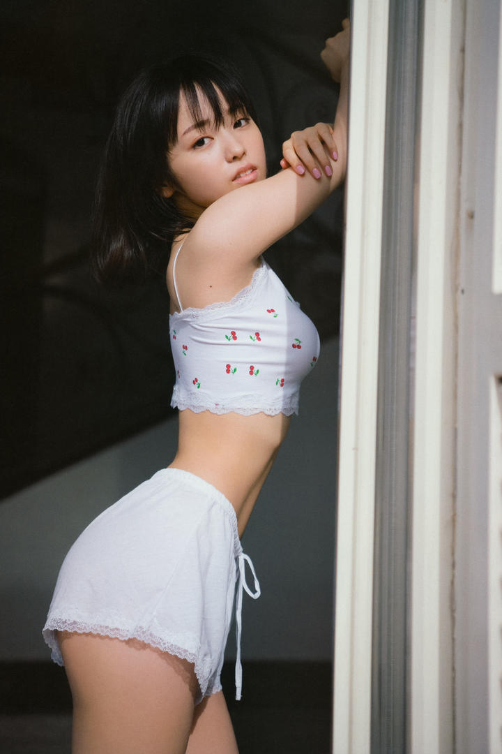 细腰日本少女高清写真图片