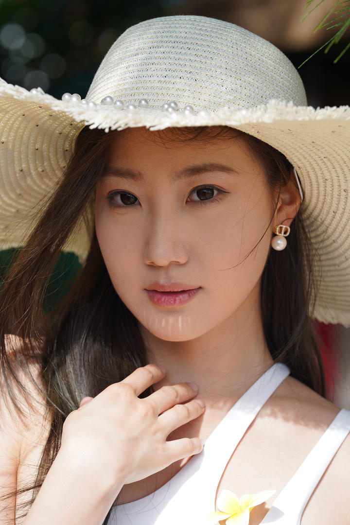 眉清目秀的泳装美女脸部近距离特写图片