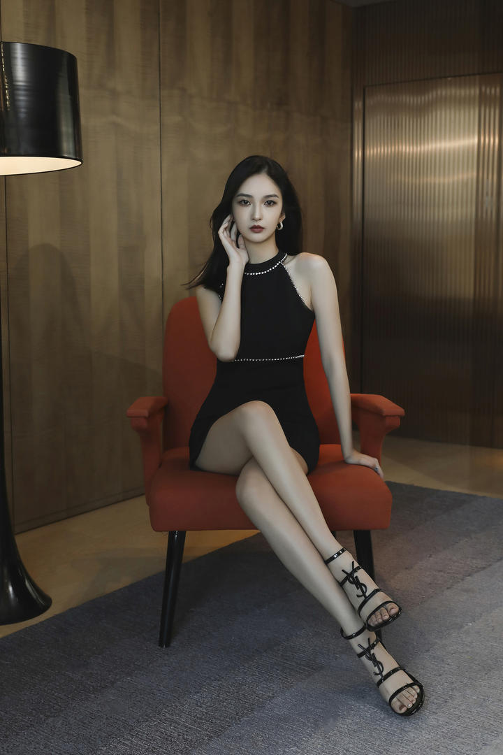 性感年轻的女孩国产美图网图片下载