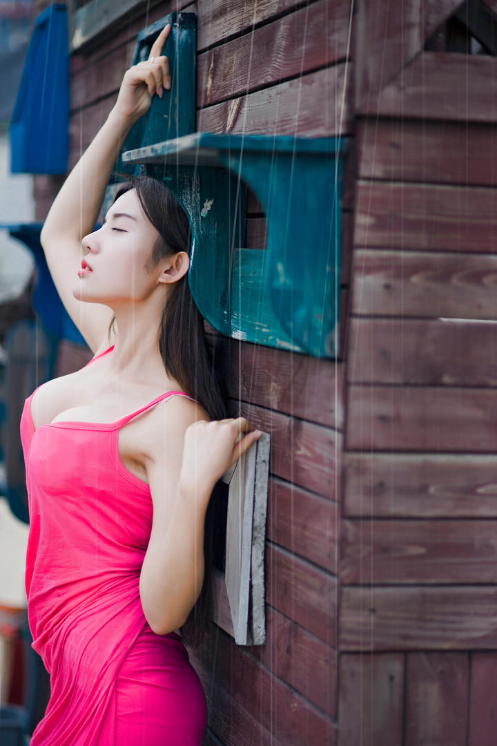 高清雨中的唯美女生写真图片