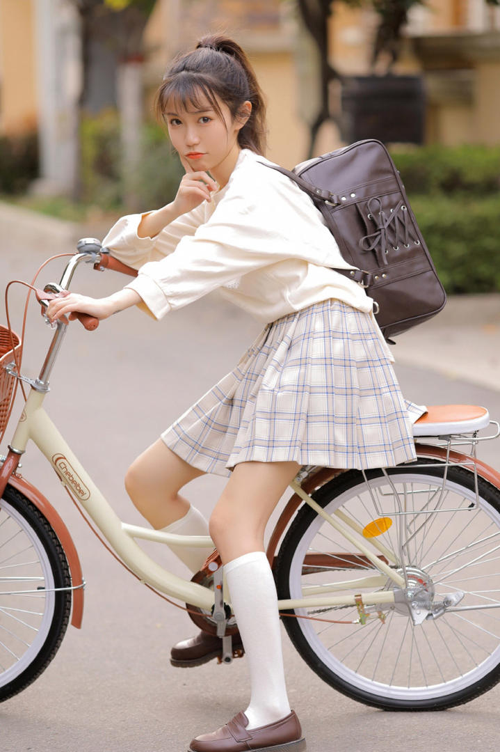 骑单车的清纯JK制服清纯邻家女孩美女写真图片