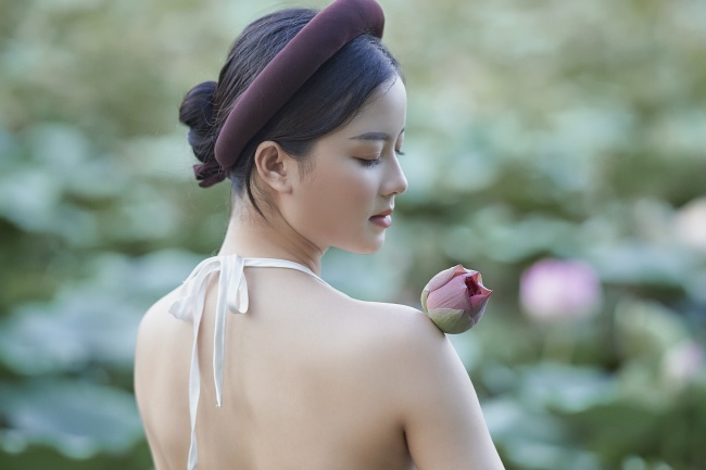 极品诱惑美背性感美女图片