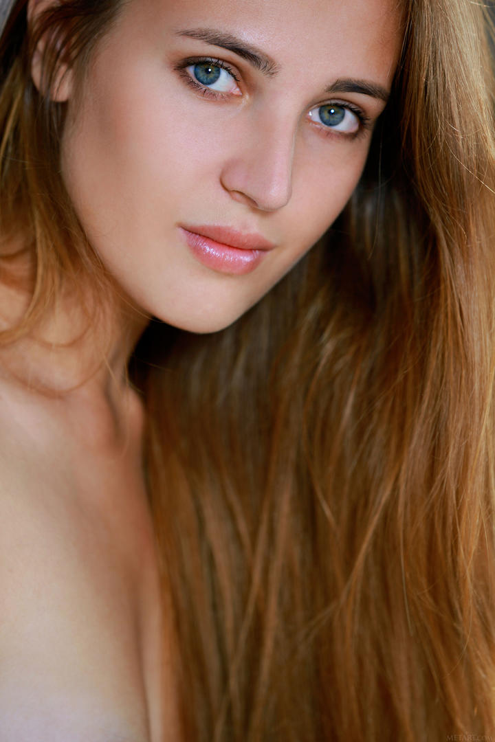 俄罗斯金发碧眼美女特写图片
