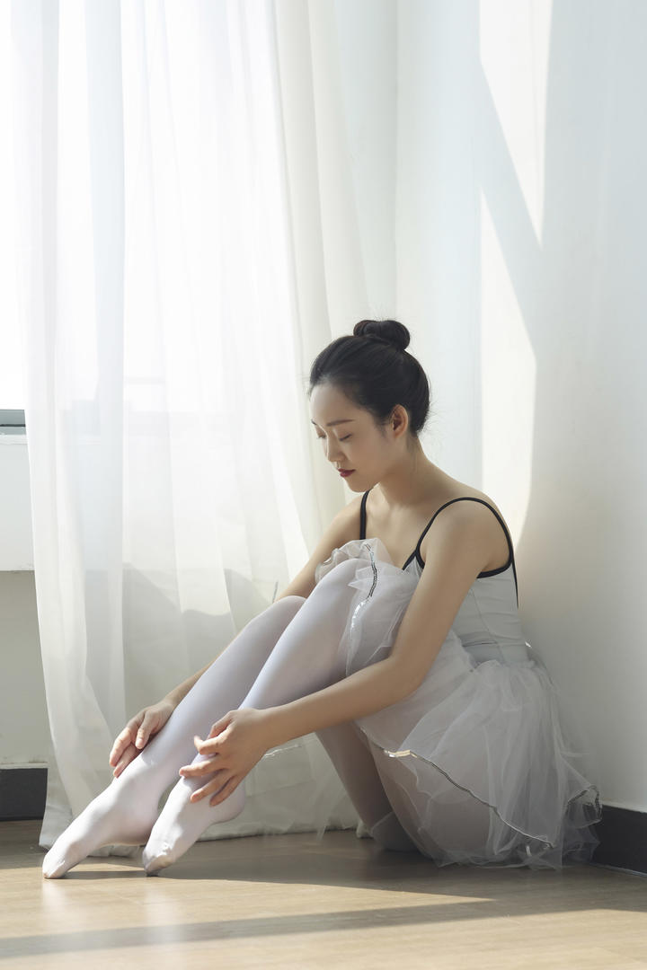 地板上的清纯美女舞蹈生人体艺术摄影写真图片