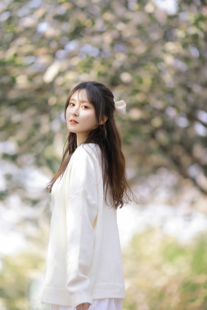 穿白色毛衣的清纯气质可爱美女写真图片