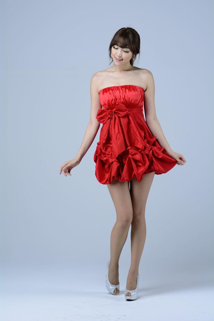 穿着红色短裙的韩国美女明星李恩慧