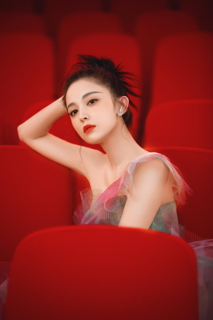 坐在观众席上的新疆美女明星古力娜扎高清图片