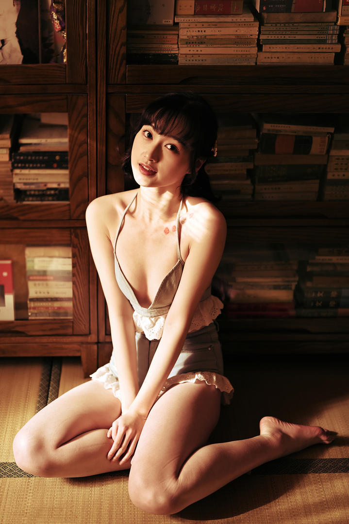 穿着低胸吊带短裙的清纯美女壁纸京京图片