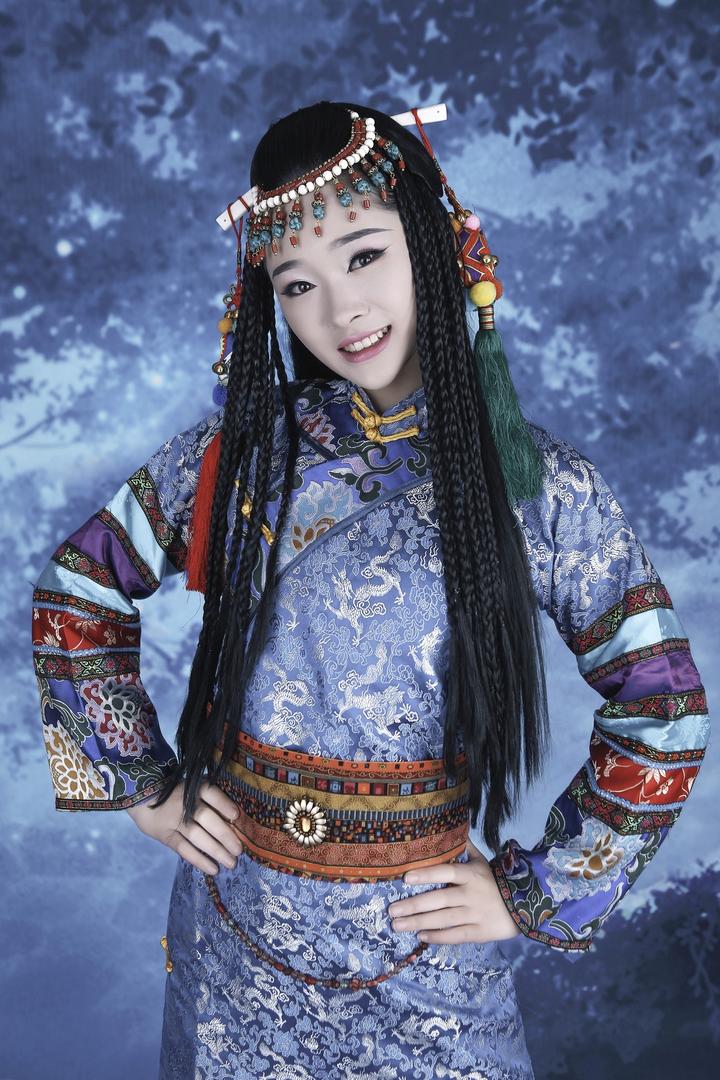 穿着传统少数民族服饰美女图片艺术人像摄影图片