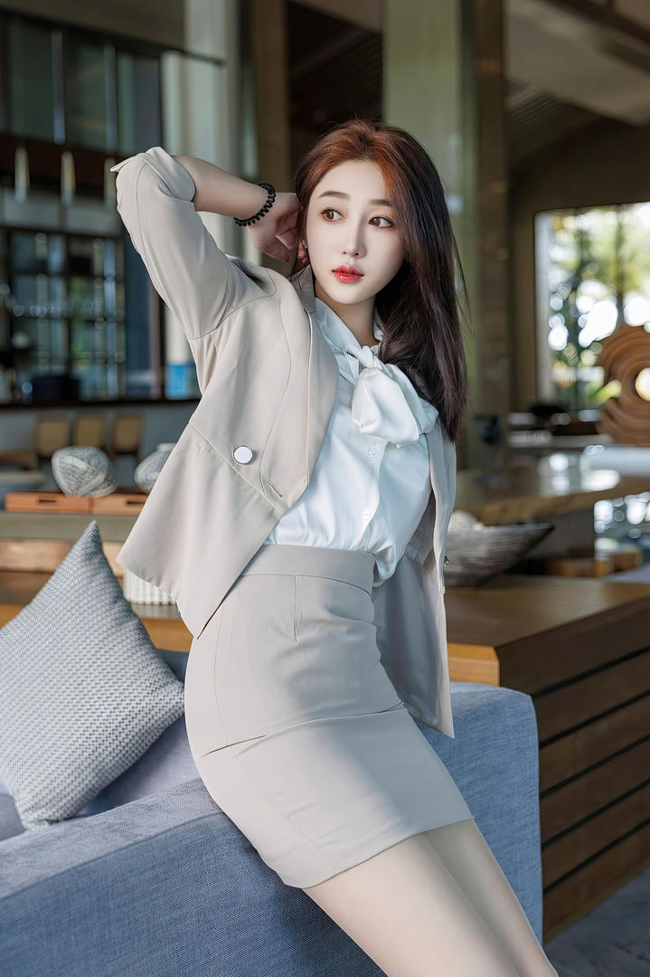 咖啡厅里的气质美女优优人体艺术图片